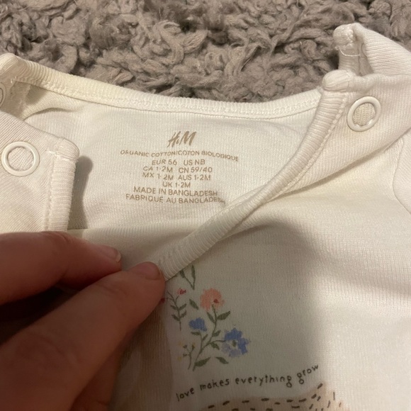 3/$20 H&M White Swan Onesie and Pants Set - Picture 2 of 3